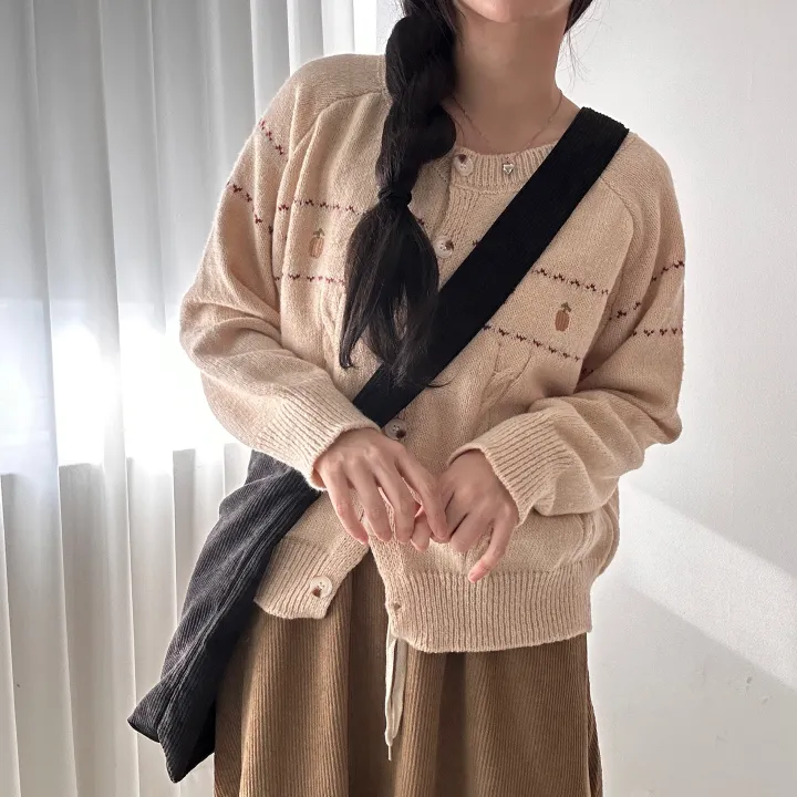 [여리핏✨/모리룩] 고퀄 저렴이❌ 별별 빈티지 자수 라운드 긴팔 니트 가디건 -3color 봄 가을 겨울 데일리 데이트 꾸안꾸 캐주얼 유니크 힙 학생 여행 상세 이미지 10