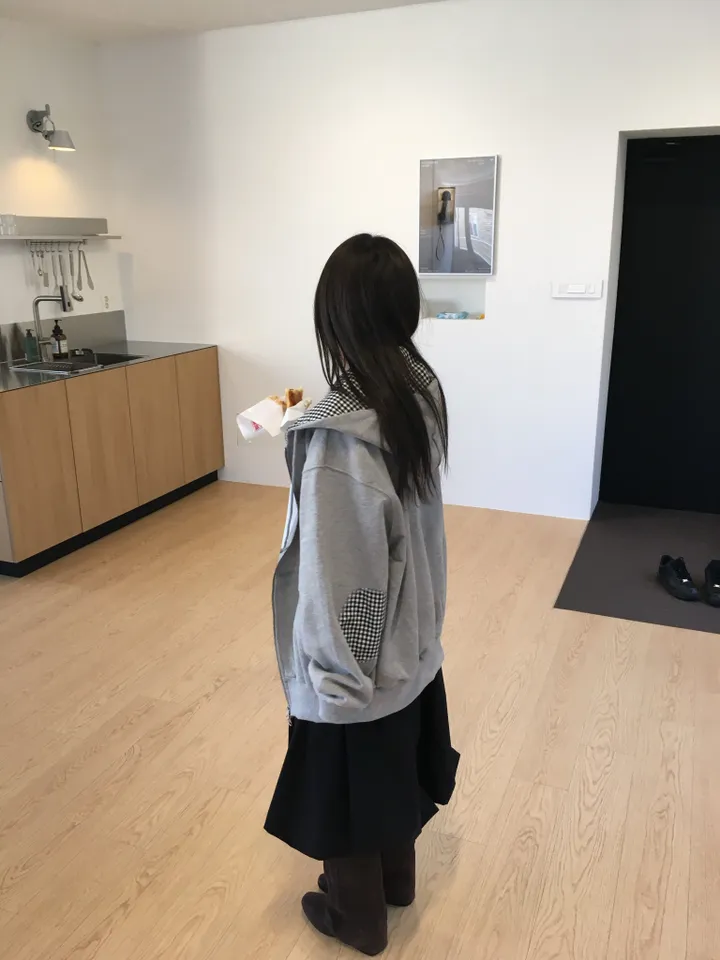 (*주문폭주 입고지연*)(2 color) 체크 패치 투웨이 후드집업 상세 이미지 4
