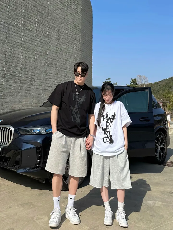 힙무드ᰔ세트가능 남녀공용 스트릿 오버핏 반팔 여름 커플룩 커플티 레터링 루즈핏 반팔 티셔츠 핀턱 버뮤다 팬츠 밴딩 반바지 꾸안꾸 트레이닝 세트 커플 시밀러룩 코디 빅사이즈 펜데모 상세 이미지 9