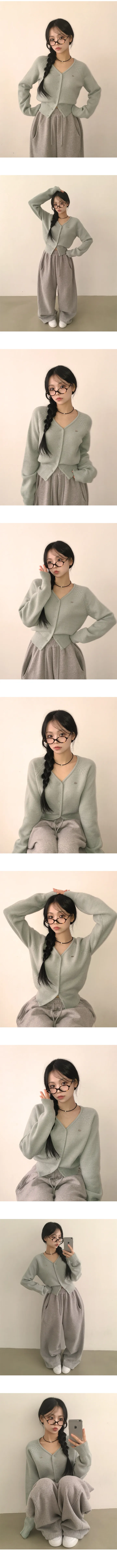 [허리잘록~/색감맛집] 어깨부각 없이 예쁜핏, 부드러운 울 나그랑 브이넥 와펜 펜던트 세미크롭 니트가디건 (6color) 상세 이미지 4