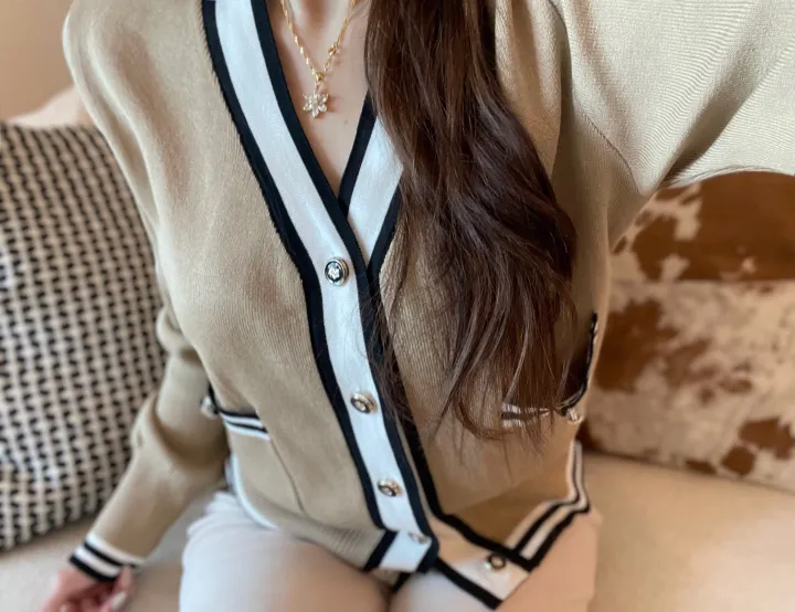 브이넥 배색 견장 골드버튼 가디건 3color 상세 이미지 3