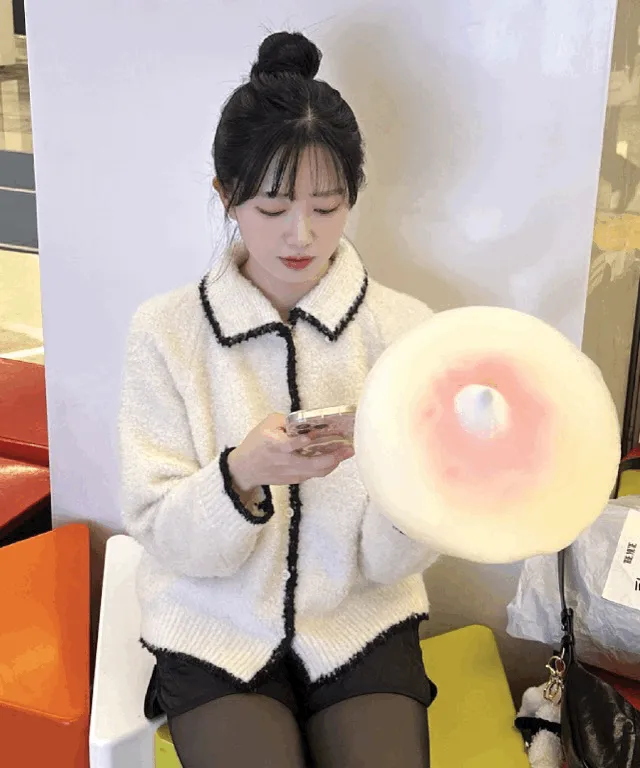 [오늘출발/부들따뜻🤎] 뽀글이 배색 카라 니트 가디건 (2color)