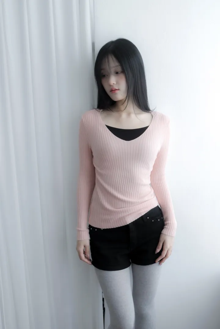 긴팔 티셔츠 모델 착용 이미지-S1L9