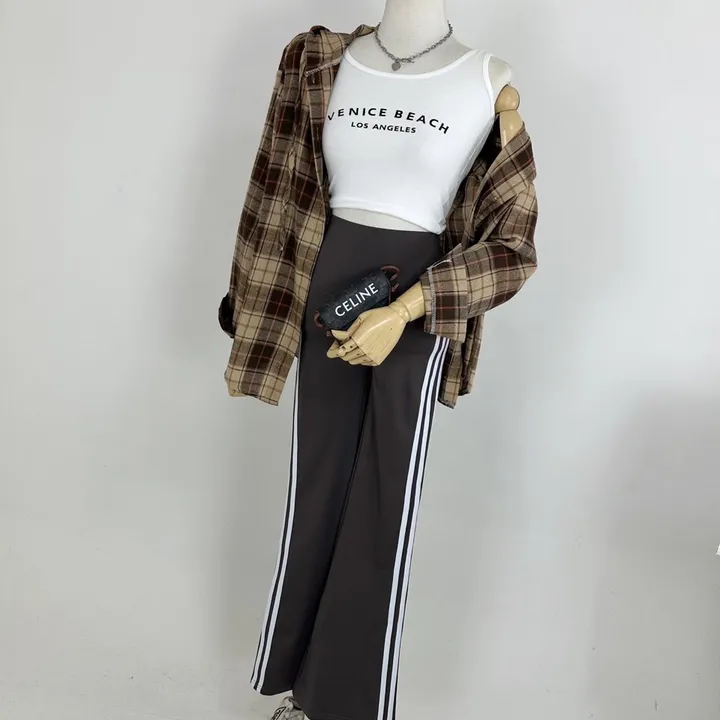 [최저가/몸매보정/데일리/운동/헬스/필라테스/코디추천] 하이 쫀쫀 스판 삼선 배색 트랙 라인 부츠컷 밴딩 레깅스 (2COLOR) 상세 이미지 13