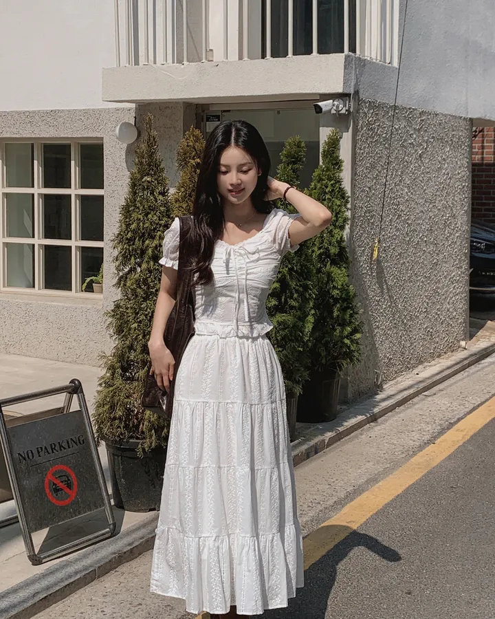 [휴양룩☘️/블라우스+스커트SET🤍] 노키 레이스 펀칭 플라워자수 리본 셔링 스모크 퍼프소매 밴딩 티어드 블라우스+롱스커트 투피스 SET 상세 이미지 37