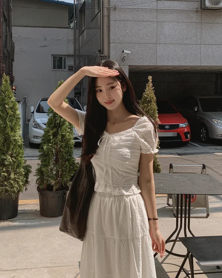 [휴양룩☘️/블라우스+스커트SET🤍] 노키 레이스 펀칭 플라워자수 리본 셔링 스모크 퍼프소매 밴딩 티어드 블라우스+롱스커트 투피스 SET 상세 이미지 32
