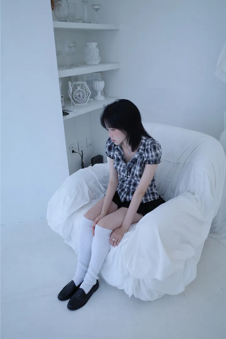 블라우스 모델 착용 이미지-S1L11