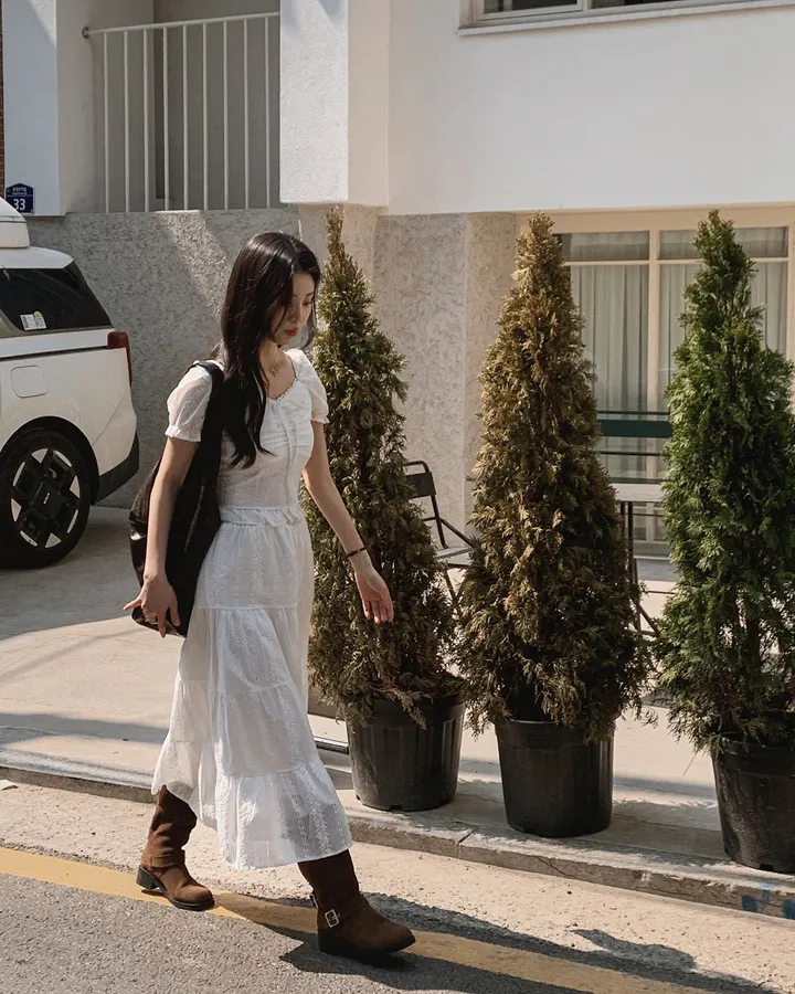 [휴양룩☘️/블라우스+스커트SET🤍] 노키 레이스 펀칭 플라워자수 리본 셔링 스모크 퍼프소매 밴딩 티어드 블라우스+롱스커트 투피스 SET 상세 이미지 23