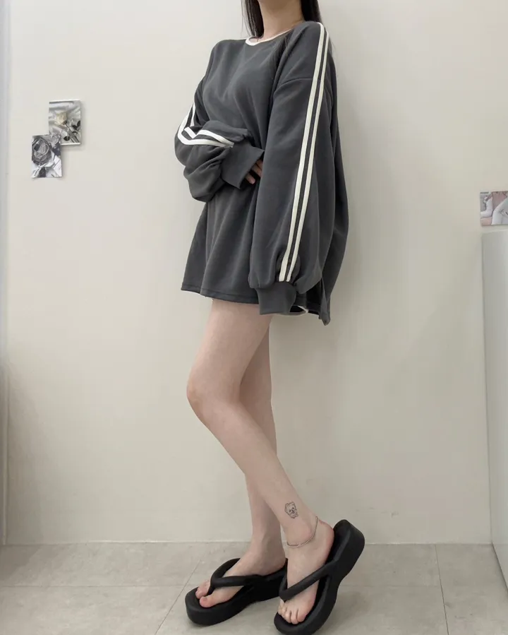 [여름까지쭉/루즈핏]캔디 두줄 라인 입술넥 배색 오버핏 긴팔 티셔츠+밴딩 하이웨스트 돌핀 숏팬츠 투피스 트레이닝 세트 4color 상세 이미지 16