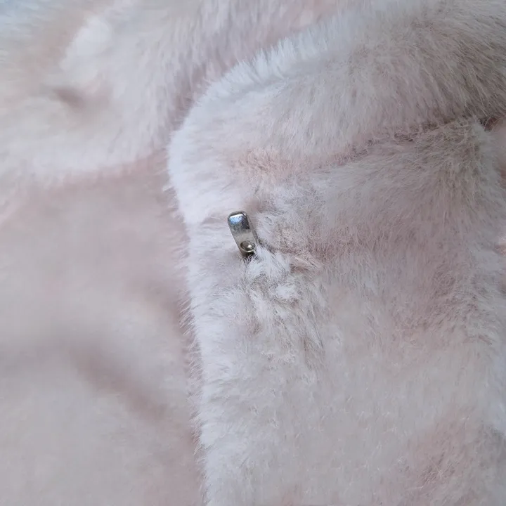 [고퀄💎 신상* 문의폭주!] 청순러블리 딸기우유빛 밍크 방울퍼 숏 케이프코트 / 겨울아우터 / 밍크퍼자켓 / 퍼케이프코트 / 데이트룩 / 연말룩 상세 이미지 23