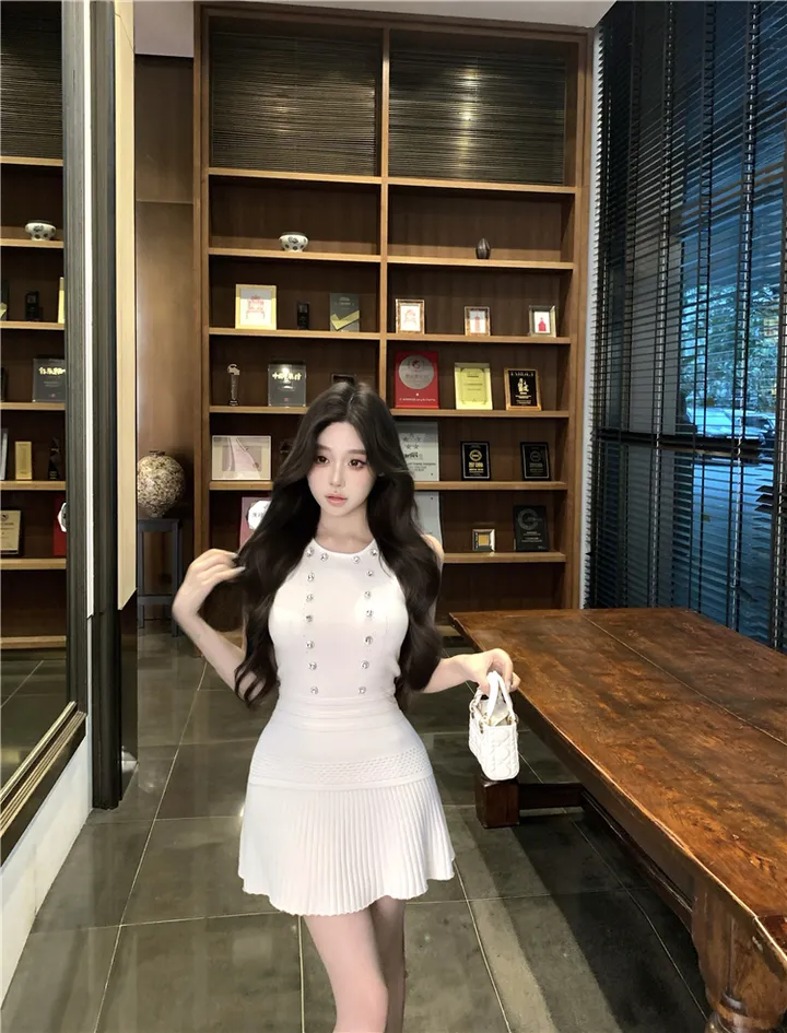 [고퀄리티 청순 단아 하객룩] 큐빅 비즈 민소매 니트 나시 + A라인 플리츠 스커트 투피스 셋업 세트 (2color) 화이트 블랙 상세 이미지 23