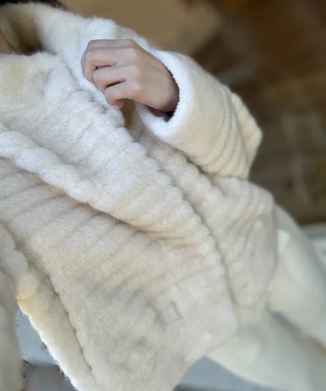 아이보리 미니 페이크 퍼 자켓