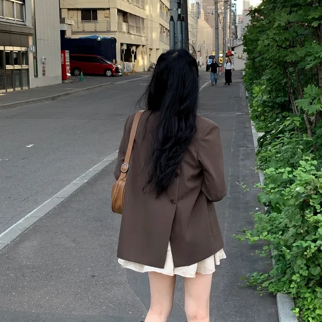 [백포인트🍫반전매력] 뒷트임 버튼 포인트 싱글 오버핏 블레이저 자켓 테일러드 카라 더블카라 투버튼 봄 가을 간절기 아우터 재킷 데이트룩 하객룩 3COL