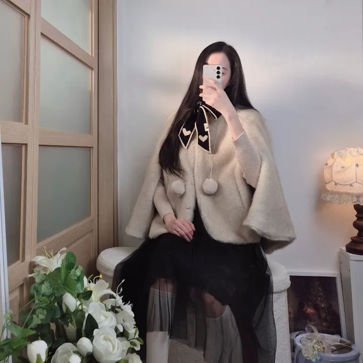 [고퀄💎 신상* 문의폭주!] 청순러블리 딸기우유빛 밍크 방울퍼 숏 케이프코트 / 겨울아우터 / 밍크퍼자켓 / 퍼케이프코트 / 데이트룩 / 연말룩 상세 이미지 16