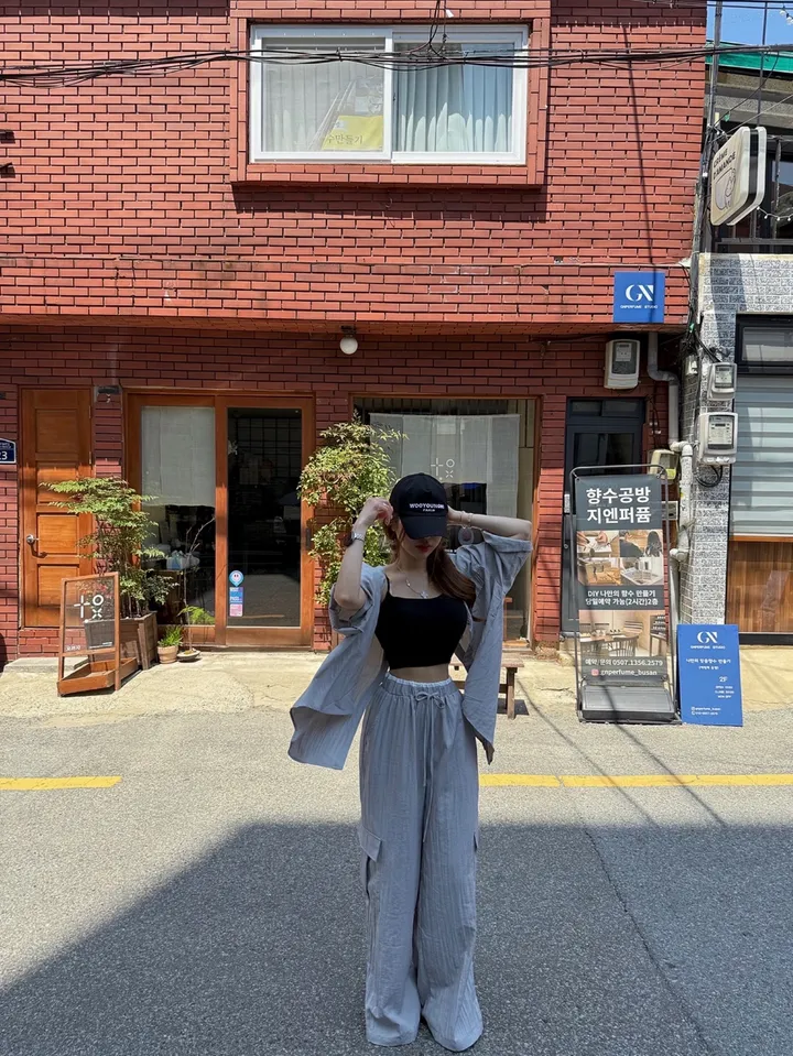 [살안타템/체형커버SET] 바스락 아노락 링클 플리츠 롤업 반팔 뒷트임 단추 루즈핏 셔츠 남방 + 하이 더블 배색 밴딩 포켓 카고 롱 와이드팬츠 쿨링 투피스 셋업 (4COLOR) 상세 이미지 16