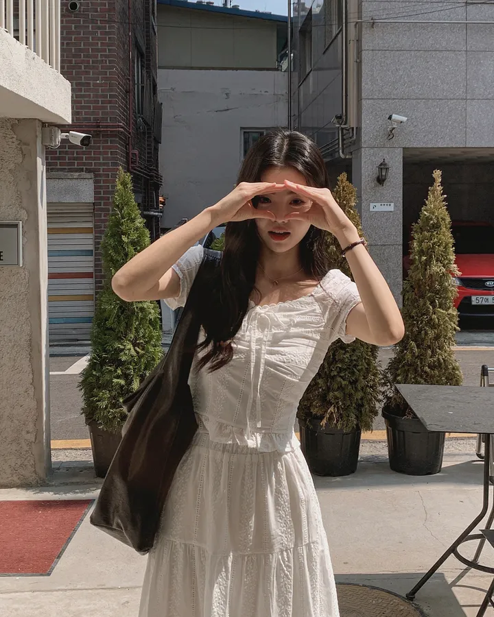 [휴양룩☘️/블라우스+스커트SET🤍] 노키 레이스 펀칭 플라워자수 리본 셔링 스모크 퍼프소매 밴딩 티어드 블라우스+롱스커트 투피스 SET 상세 이미지 11