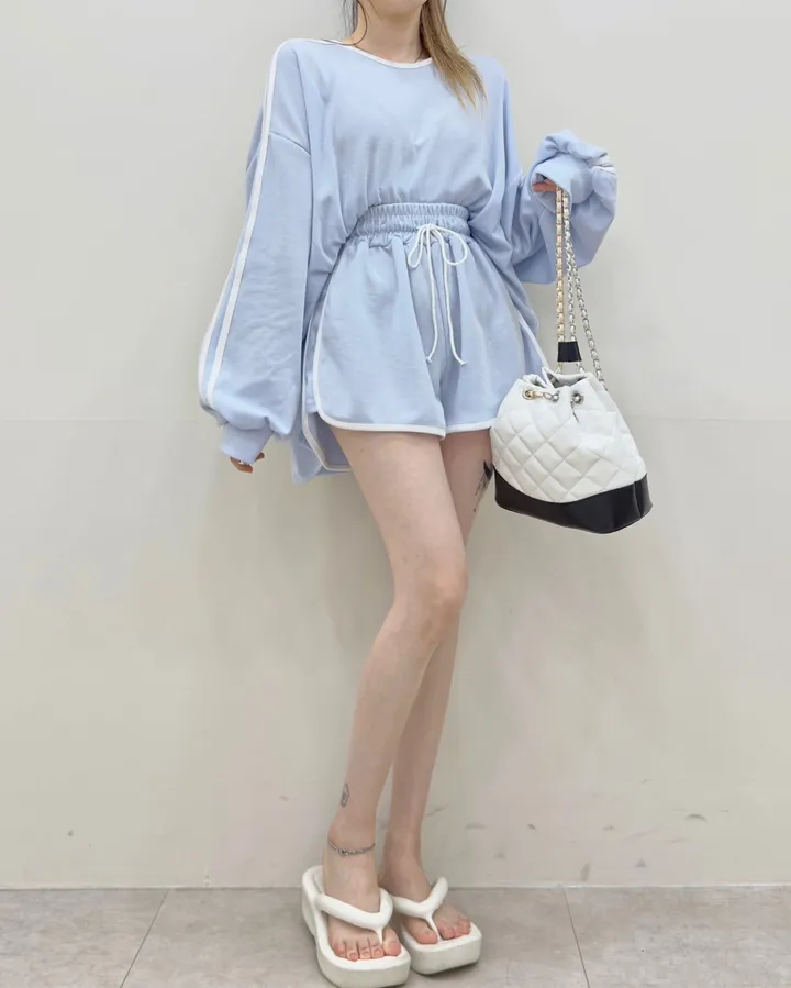 [여름까지쭉/루즈핏]캔디 두줄 라인 입술넥 배색 오버핏 긴팔 티셔츠+밴딩 하이웨스트 돌핀 숏팬츠 투피스 트레이닝 세트 4color 상세 이미지 26