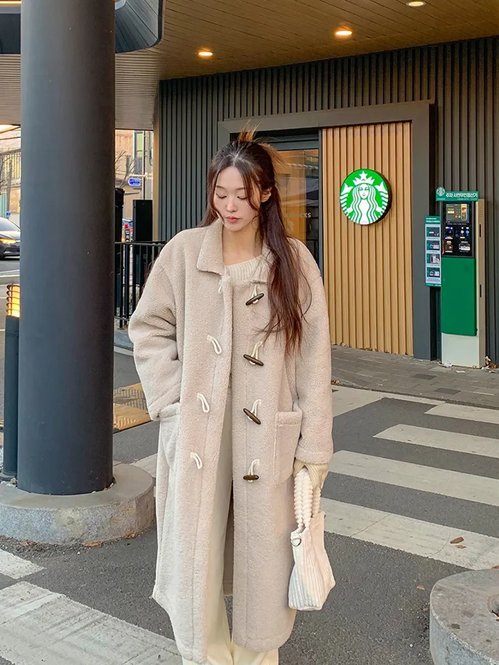[완전강츄!!🧸한겨울까지쭉] 양털 뽀글이 롱 떡볶이 코트 더플 카라 오버핏 후리스 스웨이드 안감 부클 털 자켓 겨울 아우터 데일리 꾸안꾸 2COL 상세 이미지 13