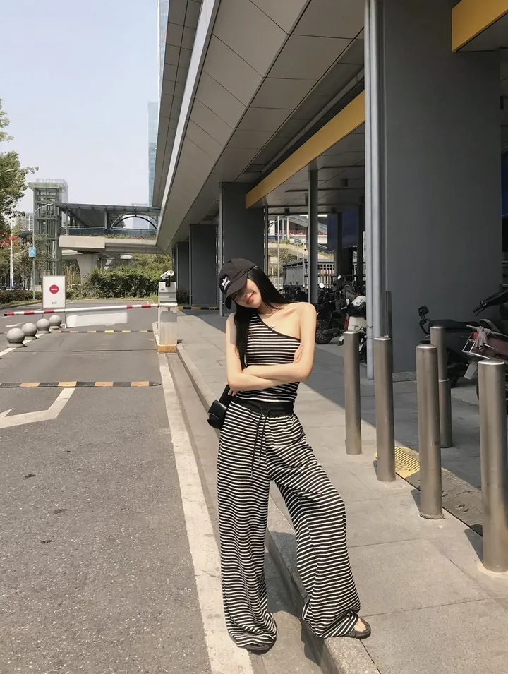 [봄신상💗/휘뚜루템]카르마 원숄더 스트라이프 민소매 나시 + 배색 팬츠 2pc 코디세트 상세 이미지 18