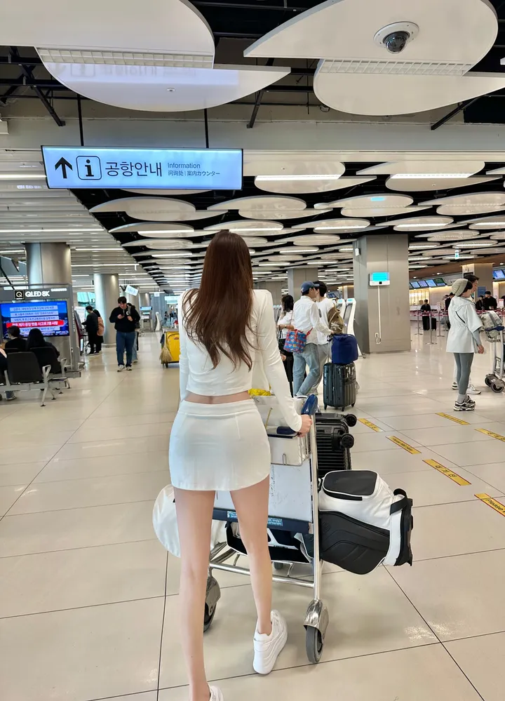 [7일간 6천원할인] [공항룩3세트] *DM폭주* 치마바지 쓰리피스 고퀄리티 나시 가디건 세트 로우 미니스커트 여행룩 공항룩 투피스 쓰리피스 셋업 상세 이미지 13