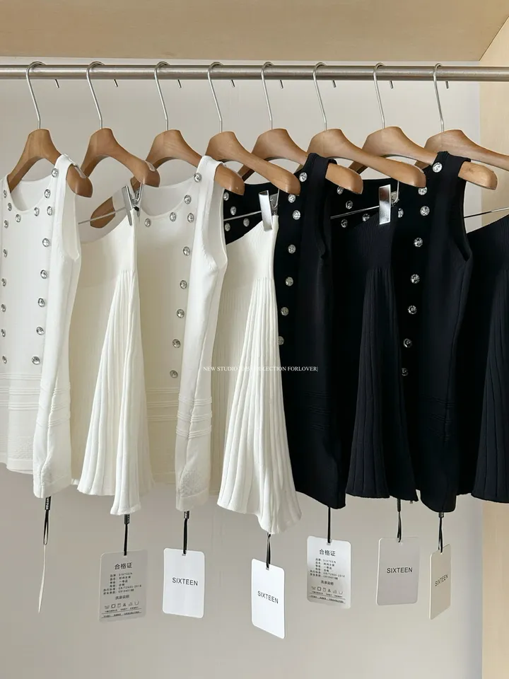 [데일리룩/심플코디] 큐빅 다이아몬드 셀러브리티 니트 슈트 스커트 여성 스터드 슬리브리스 조끼 스커트 투피스 세트 상세 이미지 23