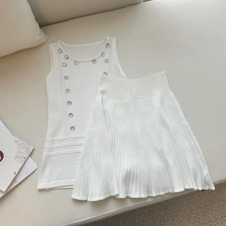 [데일리룩/심플코디] 큐빅 다이아몬드 셀러브리티 니트 슈트 스커트 여성 스터드 슬리브리스 조끼 스커트 투피스 세트 상세 이미지 12