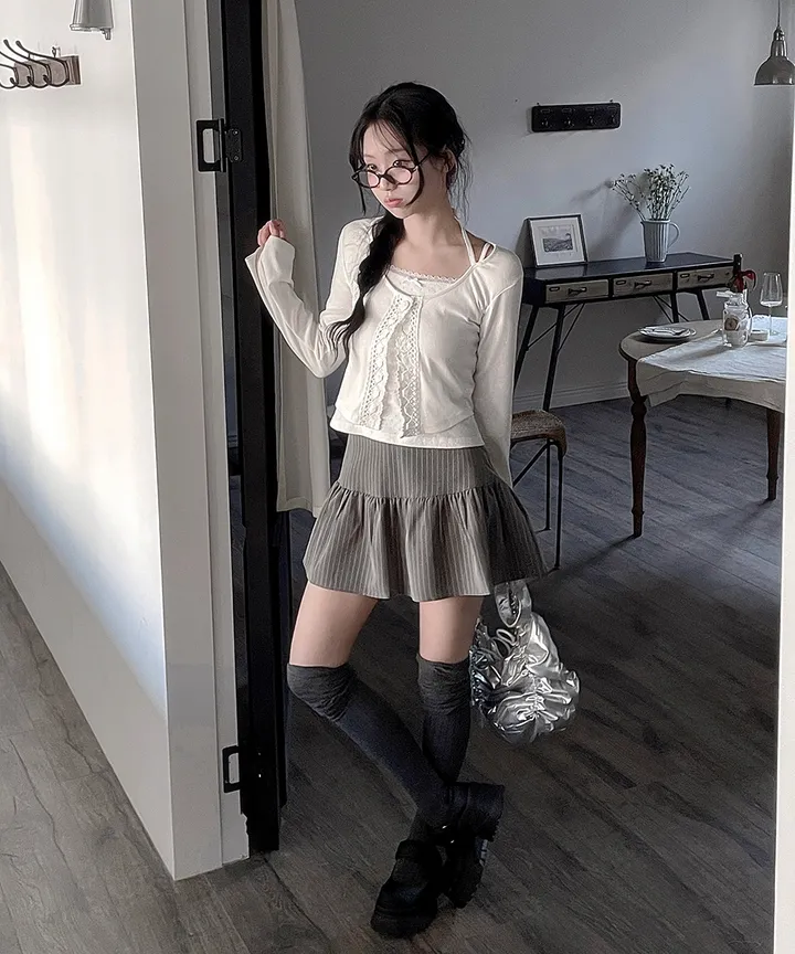 [발레코어💗몸매보정✨] 헤나 레이어드 슬림핏 크롭 유넥 트임 리본 스트랩 원버튼 레이스 가디건 겨울 봄 / 가디건 니트가디건 긴팔티셔츠 레이어드 슬림핏 기본티 이너티 뮤잉 상세 이미지 8