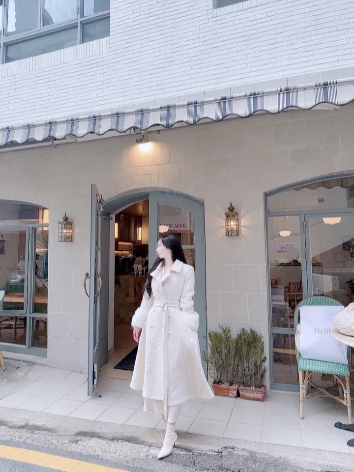 [빠른배송💗/신상기획할인💗] 아르떼미떼 아이보리 폭스 소매 페이크 퍼 벨트 플레어 롱 울 코트 (high quality - 아이보리 , 핑크 국내제작 고퀄리티 안감 누빔 겨울 한겨울 방한 아우터 연말룩 원피스 연말 파티룩 페이크퍼 에코퍼 드뮤어룩 드뮤어) 상세 이미지 56