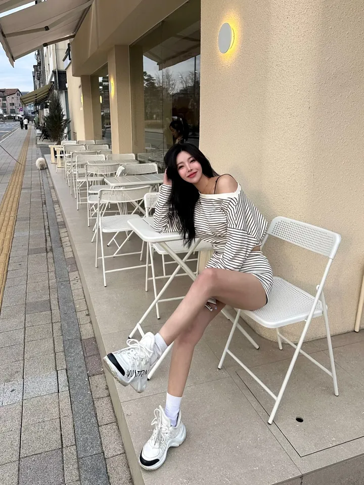 꾸안꾸룩💗스트라이프 단가라 원숄더 입술넥 맨투맨 티셔츠+로우 밴딩 숏팬츠 트레이닝 투피스세트 상세 이미지 4
