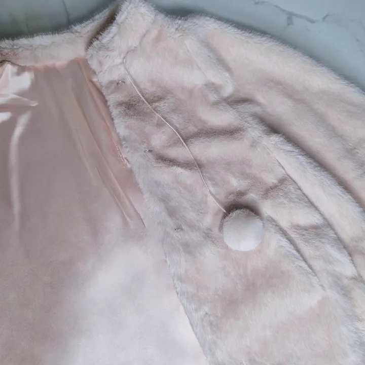 [고퀄💎 신상* 문의폭주!] 청순러블리 딸기우유빛 밍크 방울퍼 숏 케이프코트 / 겨울아우터 / 밍크퍼자켓 / 퍼케이프코트 / 데이트룩 / 연말룩 상세 이미지 21