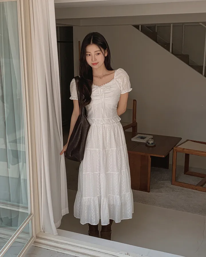 [휴양룩☘️/블라우스+스커트SET🤍] 노키 레이스 펀칭 플라워자수 리본 셔링 스모크 퍼프소매 밴딩 티어드 블라우스+롱스커트 투피스 SET 상세 이미지 17