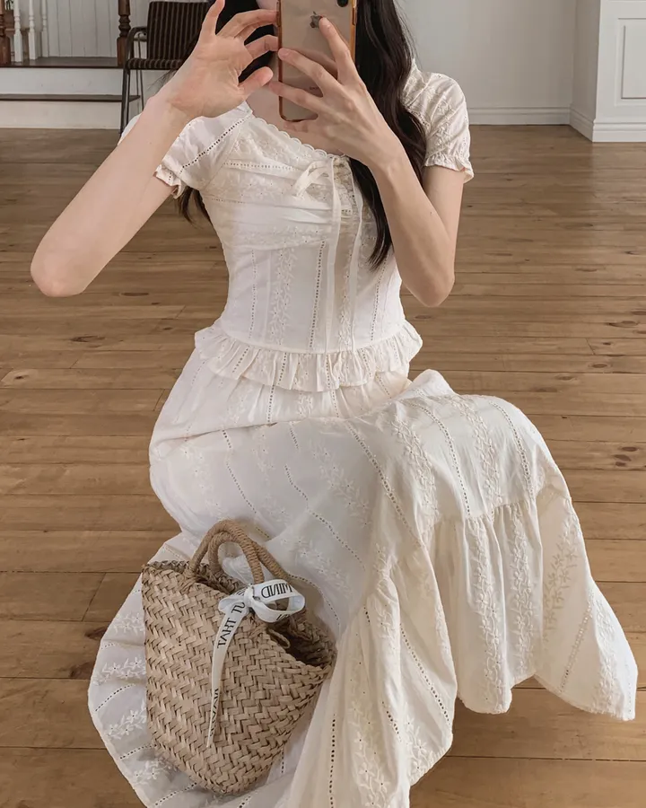 [휴양룩☘️/블라우스+스커트SET🤍] 노키 레이스 펀칭 플라워자수 리본 셔링 스모크 퍼프소매 밴딩 티어드 블라우스+롱스커트 투피스 SET 상세 이미지 60
