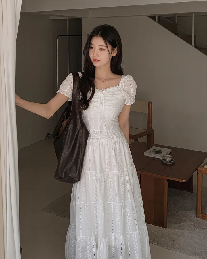 [휴양룩☘️/블라우스+스커트SET🤍] 노키 레이스 펀칭 플라워자수 리본 셔링 스모크 퍼프소매 밴딩 티어드 블라우스+롱스커트 투피스 SET 상세 이미지 16