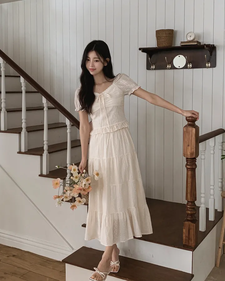 [휴양룩☘️/블라우스+스커트SET🤍] 노키 레이스 펀칭 플라워자수 리본 셔링 스모크 퍼프소매 밴딩 티어드 블라우스+롱스커트 투피스 SET 상세 이미지 46