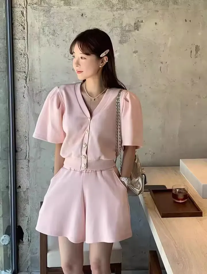[여름신상][러블리그잡채] 말라보이는데 러블리하기까지? 브이넥 하트버튼 퍼프 투피스ദ്ദി ( ᵔ ᗜ ᵔ ) 상세 이미지 1