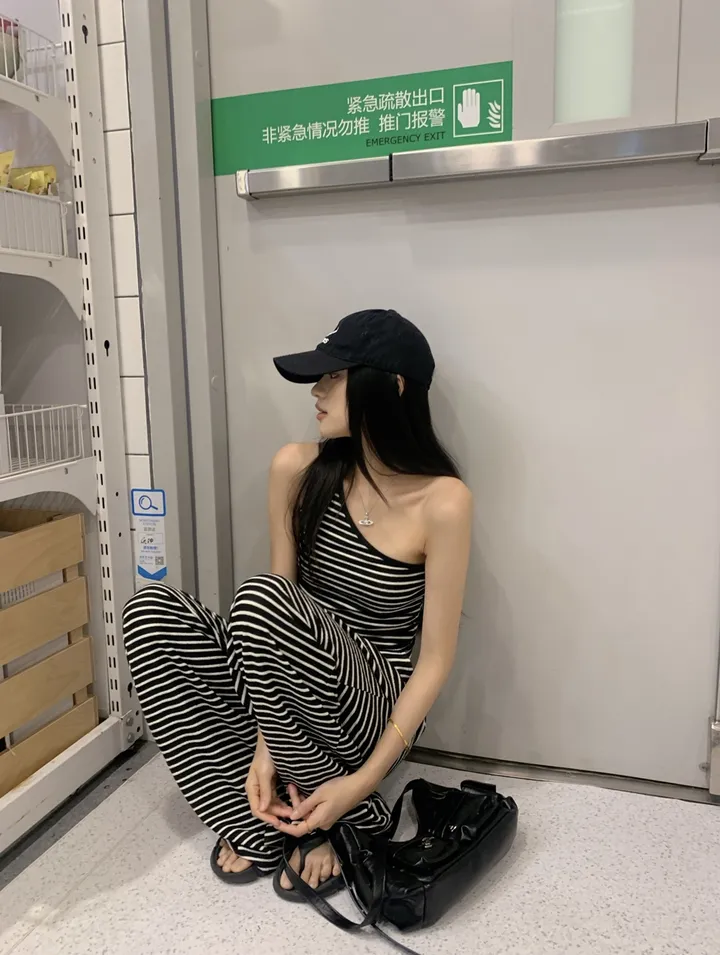 [봄신상💗/휘뚜루템]카르마 원숄더 스트라이프 민소매 나시 + 배색 팬츠 2pc 코디세트 상세 이미지 10