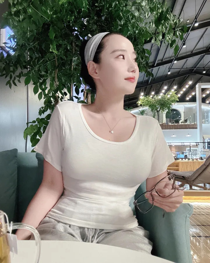 주문폭주*5color팔뚝삭제허리잘록U넥반팔티 원단보장 반팔 반소매 유넥 팔뚝 허리 강조 글램 섹시 셔링 콜라병 모래시계 꾸꾸 꾸안꾸 불금 말라핏 여리여리 팔뚝커버 팔뚝소멸 상세 이미지 4