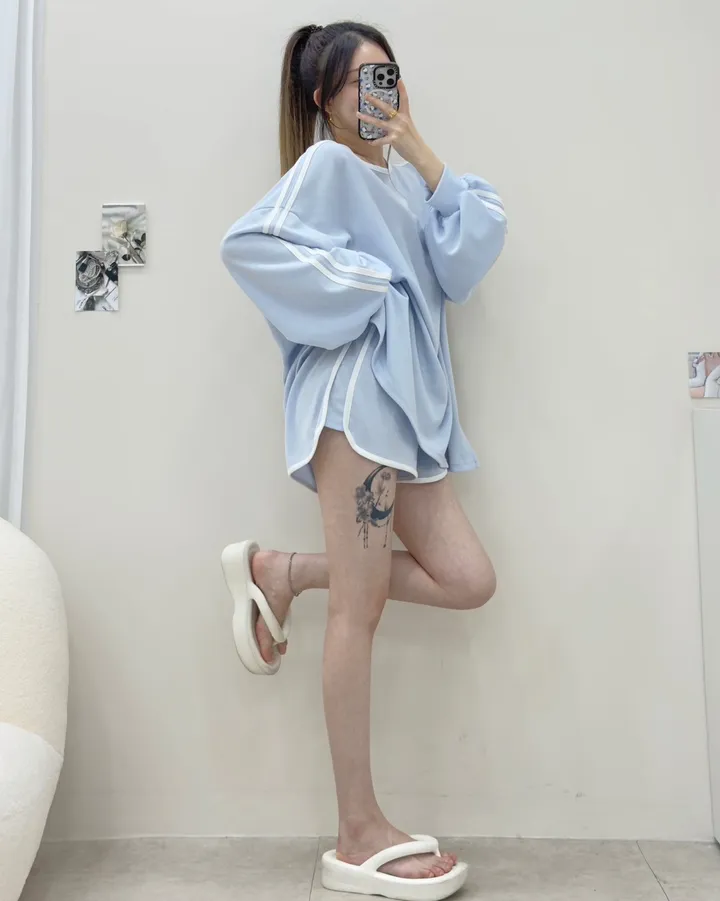 [여름까지쭉/루즈핏]캔디 두줄 라인 입술넥 배색 오버핏 긴팔 티셔츠+밴딩 하이웨스트 돌핀 숏팬츠 투피스 트레이닝 세트 4color 상세 이미지 23