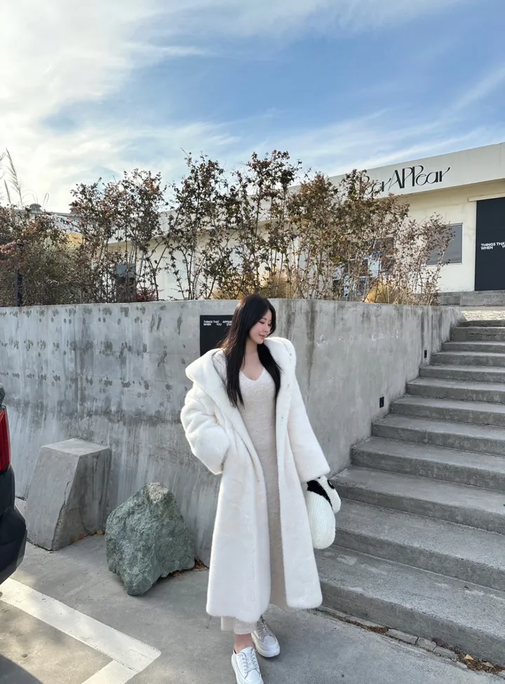 무스탕안감 / 스트링 후드 페이크퍼 밍크 퍼 롱 코트 2color 상세 이미지 9