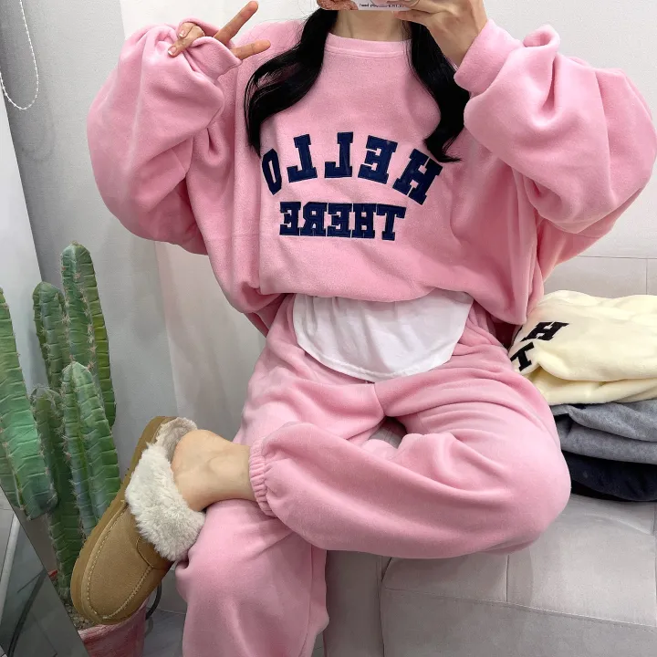 (꾸안꾸!) 후리스 헬로 자수 레터링 오버핏 맨투맨+조거 팬츠 set 겨울 플리스 기모 트레이닝 세트 상세 이미지 2