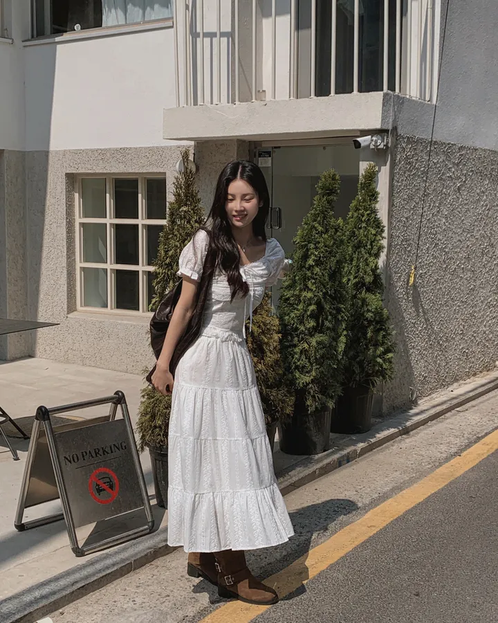 [휴양룩☘️/블라우스+스커트SET🤍] 노키 레이스 펀칭 플라워자수 리본 셔링 스모크 퍼프소매 밴딩 티어드 블라우스+롱스커트 투피스 SET 상세 이미지 33