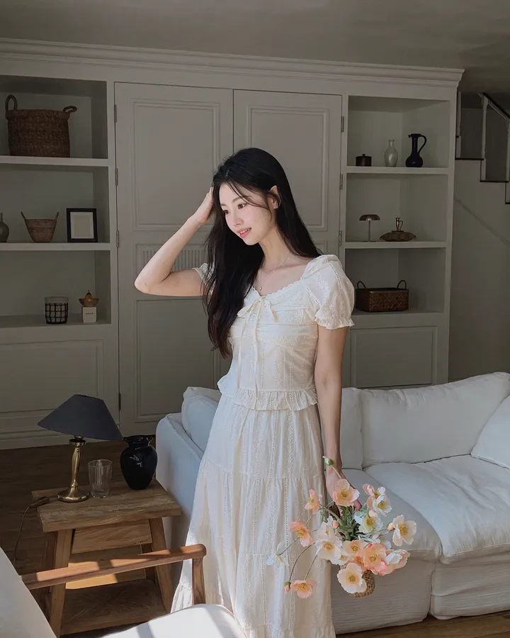 [휴양룩☘️/블라우스+스커트SET🤍] 노키 레이스 펀칭 플라워자수 리본 셔링 스모크 퍼프소매 밴딩 티어드 블라우스+롱스커트 투피스 SET 상세 이미지 49