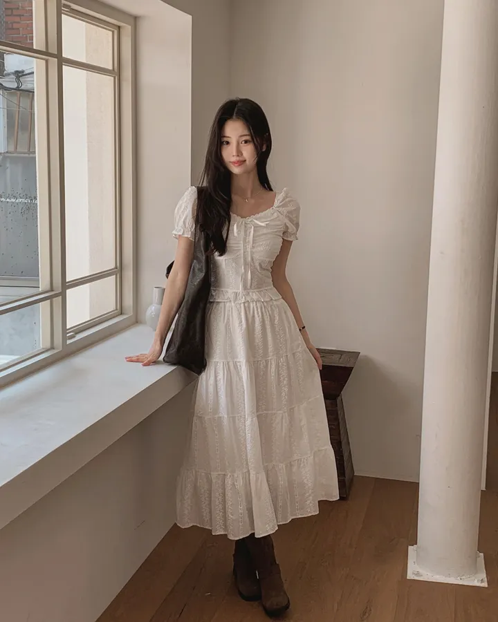 [휴양룩☘️/블라우스+스커트SET🤍] 노키 레이스 펀칭 플라워자수 리본 셔링 스모크 퍼프소매 밴딩 티어드 블라우스+롱스커트 투피스 SET 상세 이미지 9