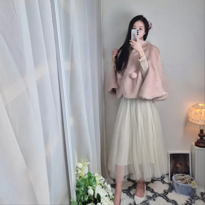 [고퀄💎 신상* 문의폭주!] 청순러블리 딸기우유빛 밍크 방울퍼 숏 케이프코트 / 겨울아우터 / 밍크퍼자켓 / 퍼케이프코트 / 데이트룩 / 연말룩 상세 이미지 11