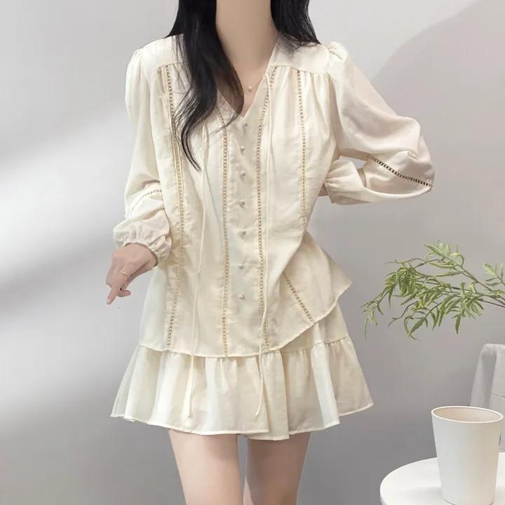 *최저가*[세트가격/분위기여신💗] 쏘내추럴 청순 콩단추 브이넥 펀칭 끈 블라우스 밴딩 A라인 캉캉 미니 스커트 투피스 / 간절기 봄 데이트 셋업 상세 이미지 8
