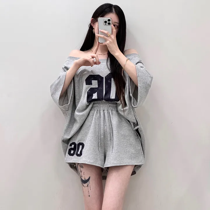 [왕루즈핏/핏대박템] 넘버식스 오버핏 입술넥 언발 오프숄더 반팔 박시 티셔츠+밴딩 하이웨스트 3부 숏팬츠 반바지 트레이닝 세트 투피스 셋업 4color 상세 이미지 6