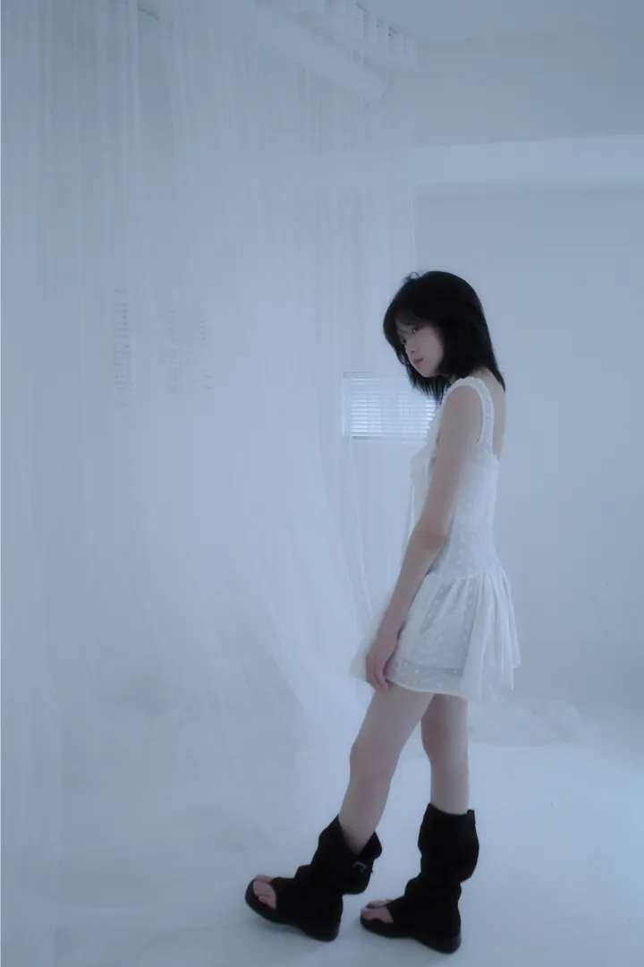 드레스 모델 착용 이미지-S1L7