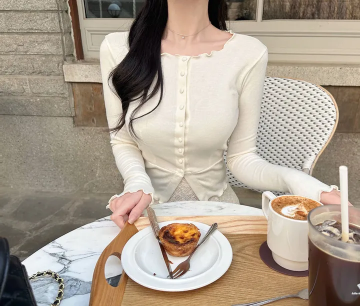 🤍무조건핏보장*여리핏*뷰엘단독/허리쏙🤍 로랑 프릴 콩단추 스퀘어넥 가디건 고퀄리티 국내제작 봄신상 데이트룩 하객룩 몸매보정 가디건 상세 이미지 7