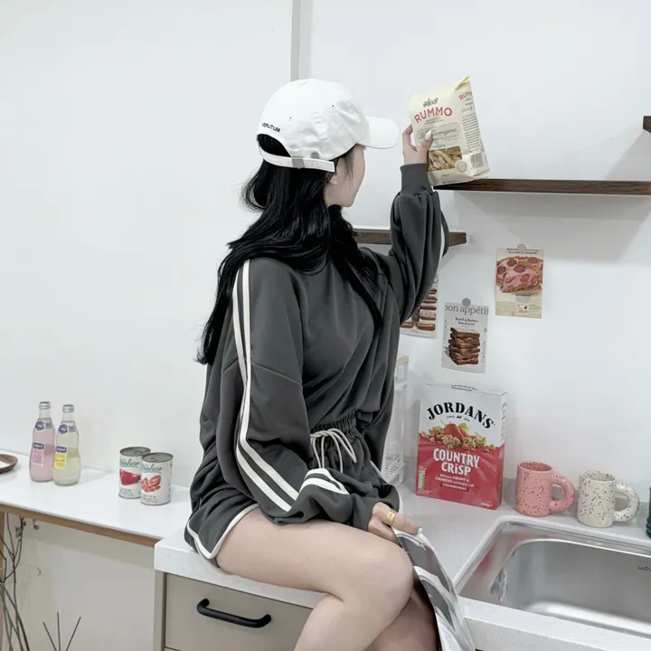 💜원조💜*당일배송* [세트가격!/체형커버] 솜사탕 망고 두줄 입술넥 오버핏 맨투맨 + 돌핀 숏팬츠 트레이닝 투피스 세트 #4colors 상세 이미지 24