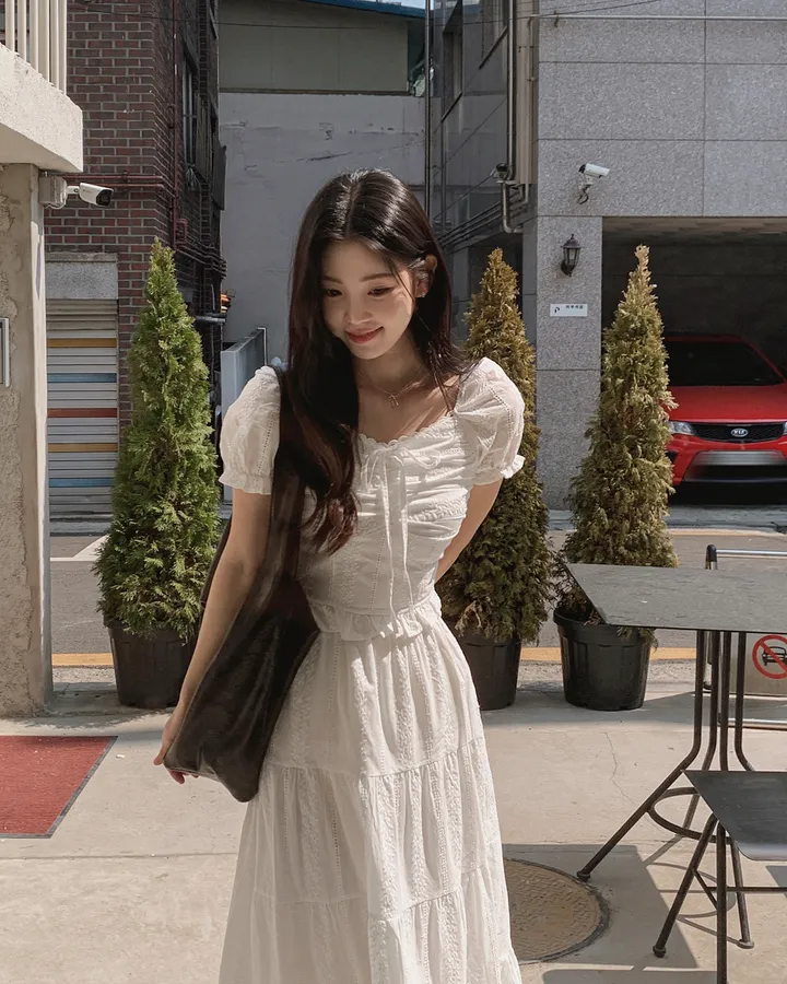 [휴양룩☘️/블라우스+스커트SET🤍] 노키 레이스 펀칭 플라워자수 리본 셔링 스모크 퍼프소매 밴딩 티어드 블라우스+롱스커트 투피스 SET 상세 이미지 36